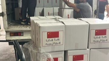 السفارة الصينية في بيروت توزع حصص غذائية على عائلات متضرّرة من الحرب