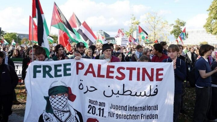الآلاف يتظاهرون في لندن وبرلين دعماً للفلسطينيين وتنديدا بجرائم “إسرائيل”