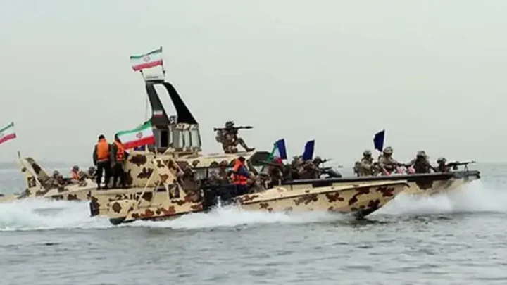 الحرس الثوري: اصطدام ناقلة نفط عملاقة بلغم بحري أثناء عبورها مضيق هرمز