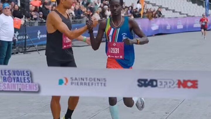 خطأ عداء كاد يكلفه السباق.. ومنافسه يفاجئ الجميع بتصرف غير متوقع
