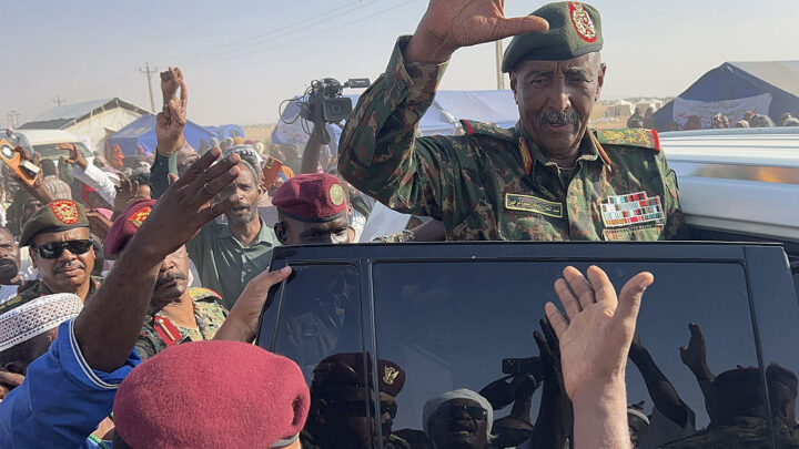 البرهان يحدد من يملك قرار الحرب والسلام والتفاوض في السودان