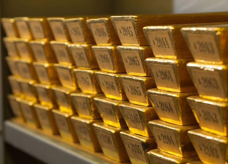 الذهب يرتفع إلى أعلى مستوى منذ مطلع تشرين الأول بدعم من تراجع الدولار والنفط