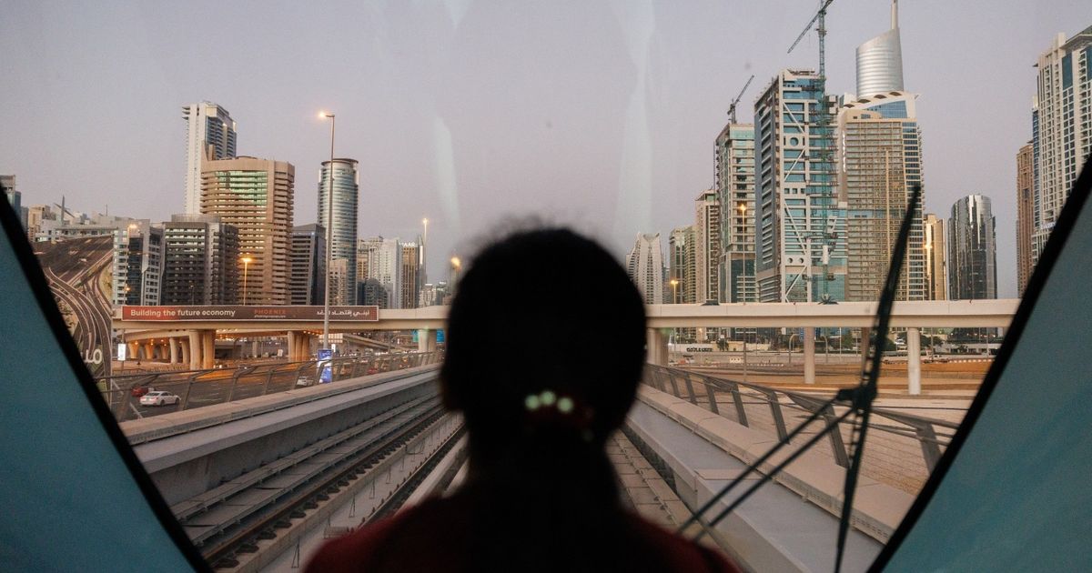 انكماش القطاع غير النفطي الإماراتي مع تأثر السياحة والنقل بالحرب