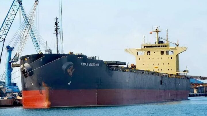 العبور في هرمز يتراجع 30% والسعودية تخطط لزيادة طاقة أنابيب النفط