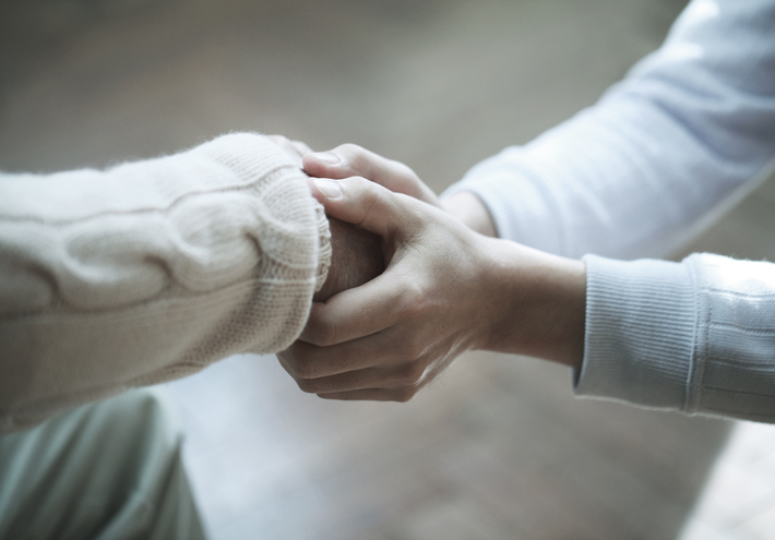 مفاجأة علمية: مساعدة الآخرين تجعل الدماغ أكثر شبابا