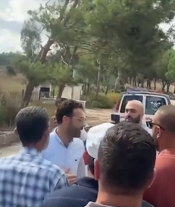 بالفيديو | رئيس بلدية النبطية الفوقا يتقدّم الأهالي إلى داخل البلدة رغم التهديدات الإسرائيلية
