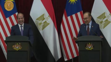 موقف طريف بين السيسي وأنور إبراهيم يغزو السوشيال ميديا (فيديو)