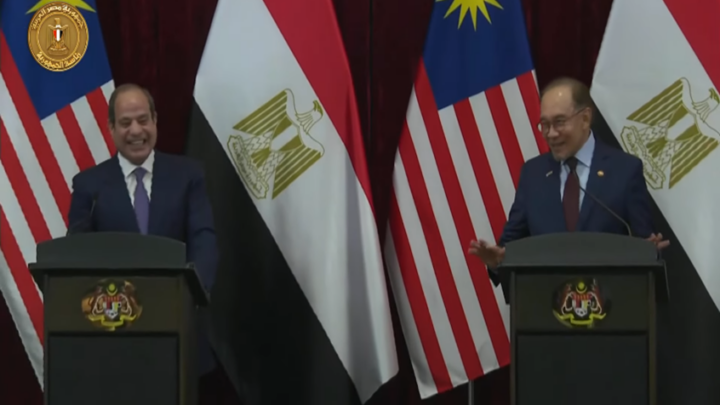 موقف طريف بين السيسي وأنور إبراهيم يغزو السوشيال ميديا (فيديو)