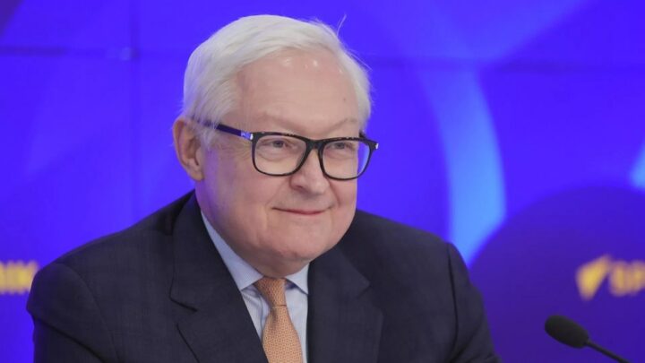 ريابكوف: الاتحاد الأوروبي لم يعد يعرف ماذا يبتكر في حزم عقوباته على النفط الروسي