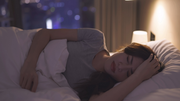 لماذا يشعر الجميع أحيانا بالسقوط خلال النوم؟ خبيرة تشرح نمطا عاما للأحلام
