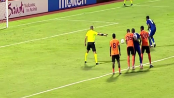 نهاية كارثية.. لاعب جامايكي يبتكر طريقة غريبة لتنفيذ ركلة جزاء