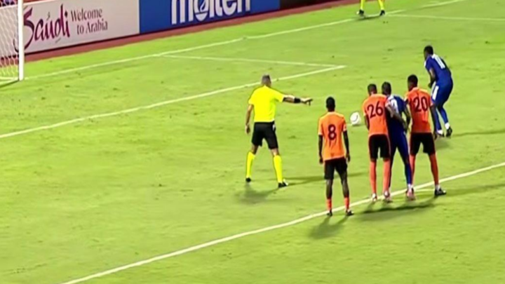 نهاية كارثية.. لاعب جامايكي يبتكر طريقة غريبة لتنفيذ ركلة جزاء