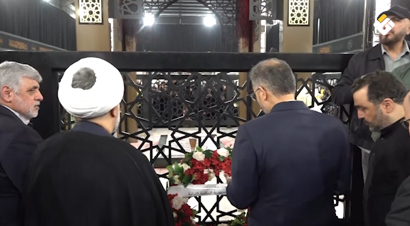 الدكتور خطيب زاده يزور ضريح السيد حسن نصر الله ويضع إكليلاً من الزهر