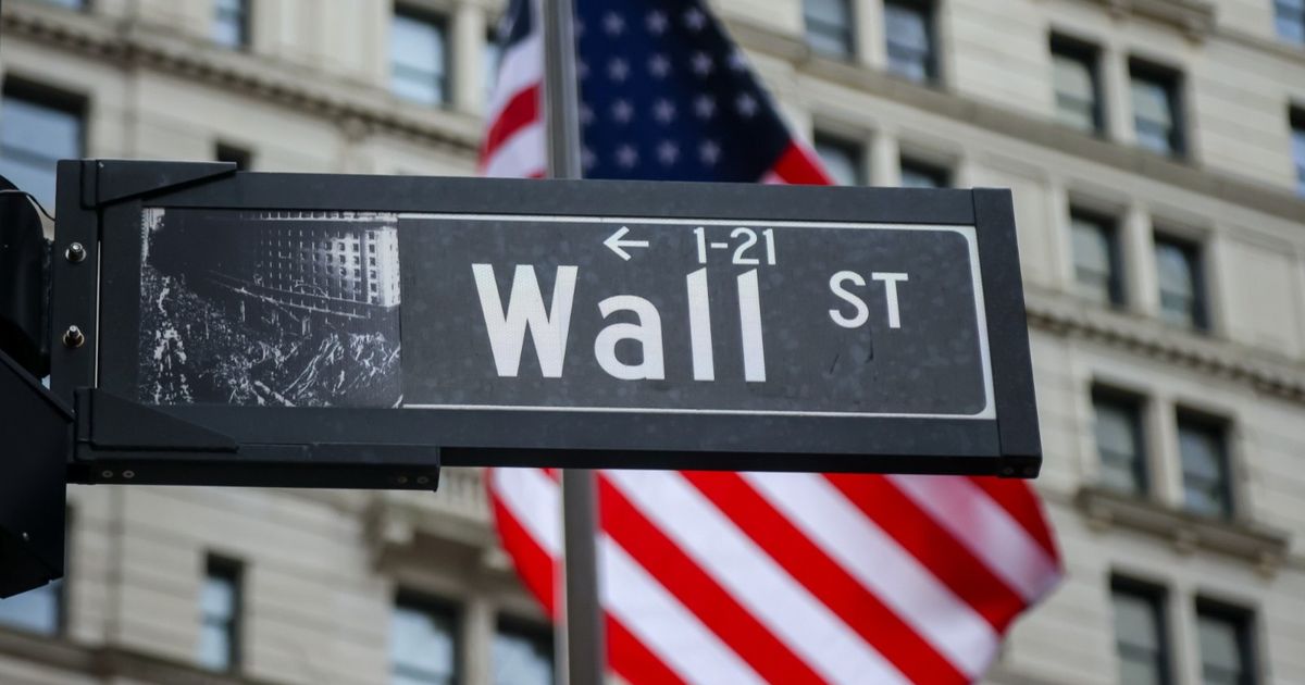 الأسهم الأميركية تقترب من مستوى قياسي قبل موسم الأرباح