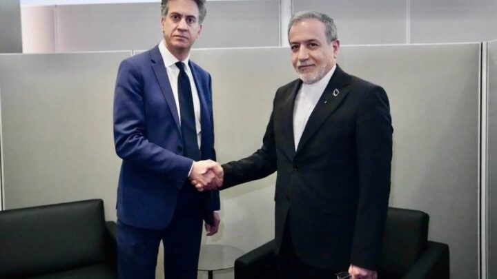 وزير الخارجية البريطاني في مأزق بسبب مصافحته لنظيره الإيراني في نيويورك