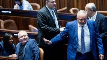 ليبرمان: آيزنكوت يسعى لتشكيل حكومة ائتلافية مع نتنياهو والأحزاب الحريدية