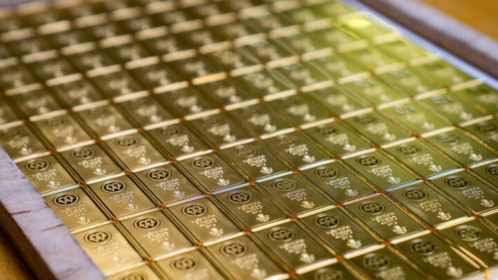 الذهب يرتفع فوق 4200 دولار بدعم تراجع النفط وعوائد السندات