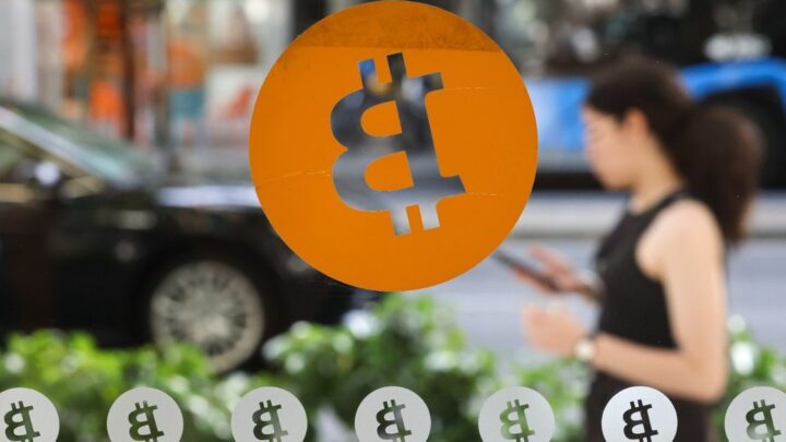 العملات المشفرة تواجه واقعاً جديداً بعد عام على انهيار تاريخي