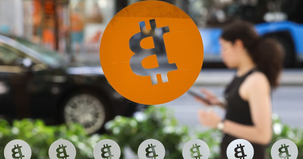 العملات المشفرة تواجه واقعاً جديداً بعد عام على انهيار تاريخي