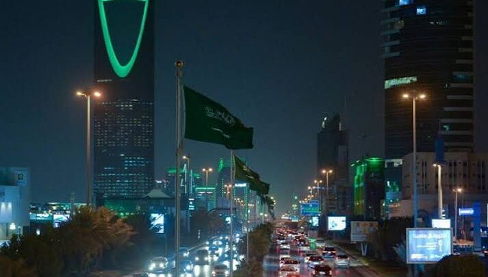 مشهد متداول لسقوط صاروخ يمني أُطلق باتجاه شرق السعودية