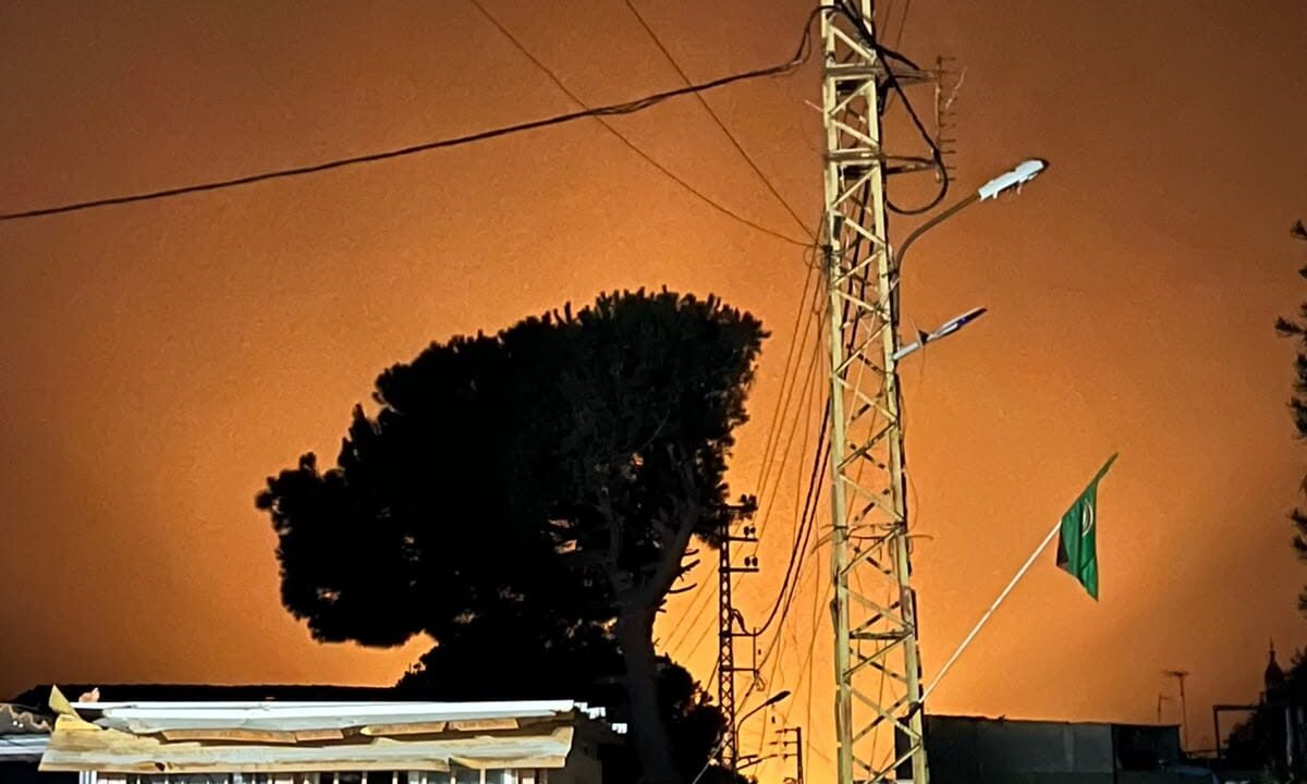 الجيش الإسرائيلي يلقي قنابل مضيئة فوق بلدة ميفدون