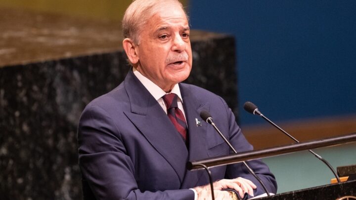 شهباز شريف يلمح إلى التزام بلاده مع السعودية “انسجاما مع اتفاقية الدفاع المشترك”