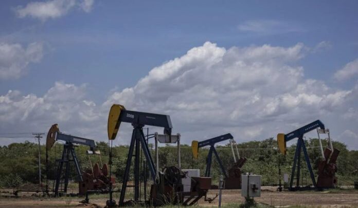 النفط يقفز 4 % بعد تقارير عن تعزيز عسكري أميركي في