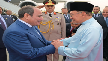 “تملي معاك”.. رئيس وزراء ماليزيا يرحب بالسيسي بأغنية لعمرو دياب