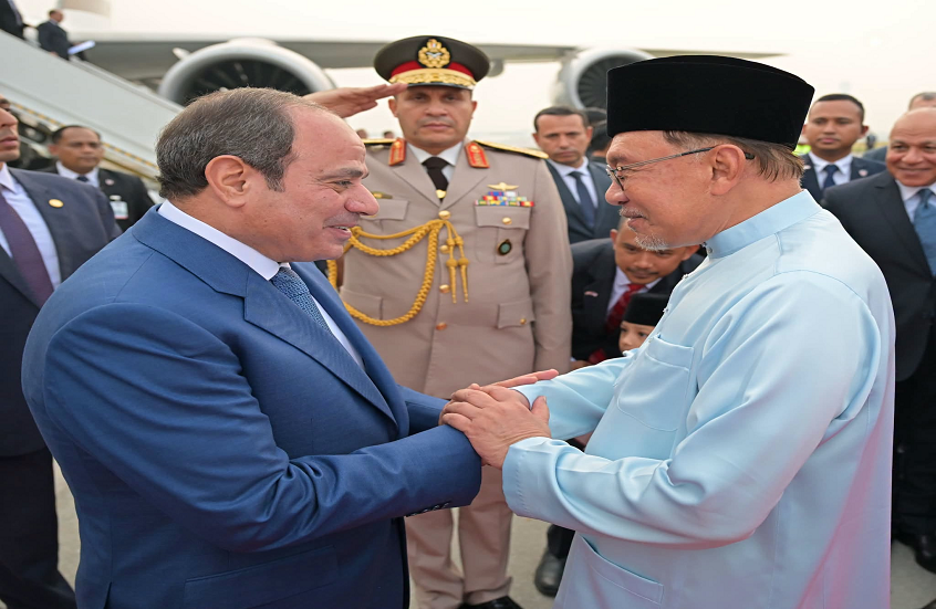 “تملي معاك”.. رئيس وزراء ماليزيا يرحب بالسيسي بأغنية لعمرو دياب