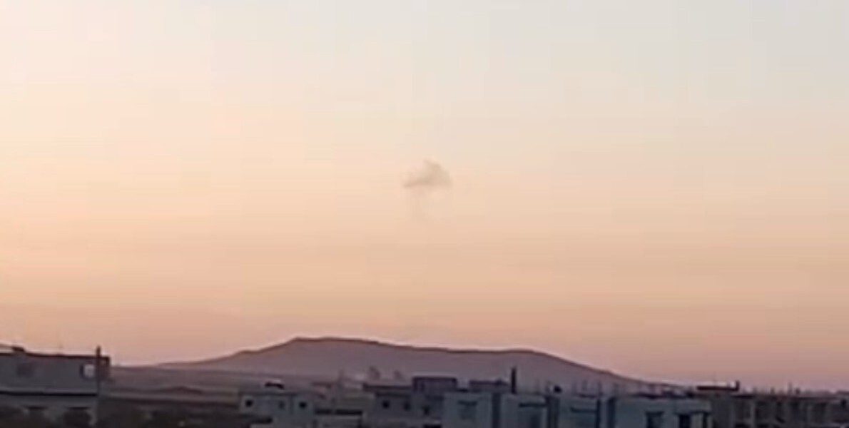 إسقاط مسيرة إيرانية بصاروخ من مروحية إسرائيلية في ريف درعا ()