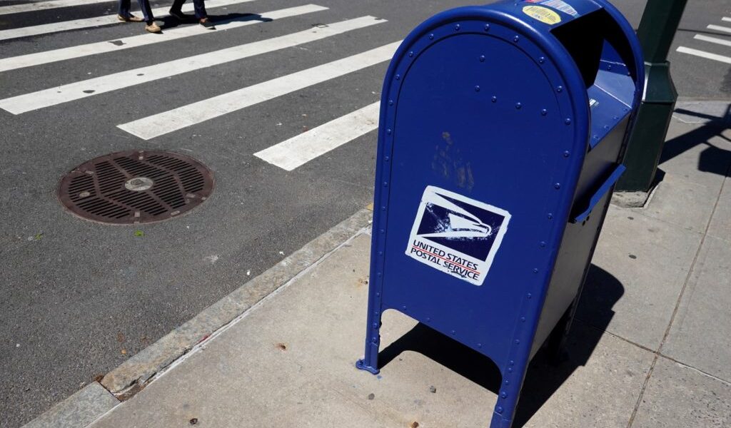 التفاف الأخبار: الولايات تقاضي USPS، وتتحدى أمر ترامب بشأن التصويت عبر البريد