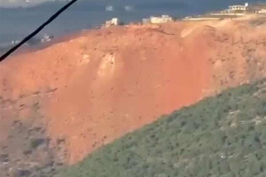 انهيار جزء من جبل القنطرة بسبب التفجيرات الإسرائيلية القوية والمتتالية