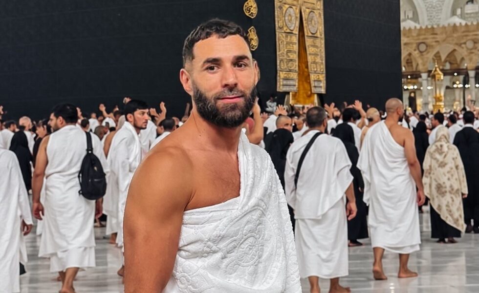 بعد فسخ عقده مع الهلال.. بنزيما ينشر صورة مع تعليق لتأديته مناسك العمرة
