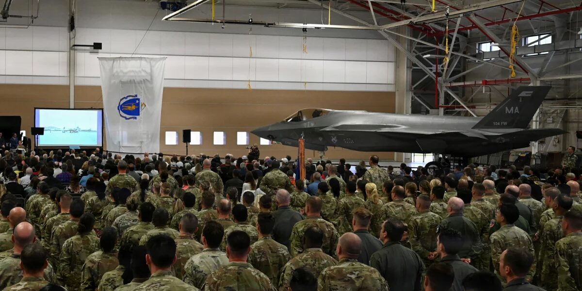 بعد 18 عامًا من تحليق النسور، حصل طيارو بارنز على طائرة F-35A