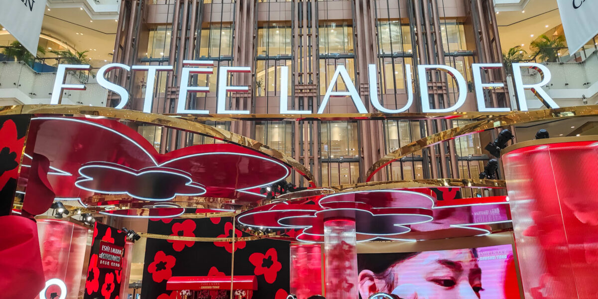 تجري شركة Estée Lauder محادثات للاندماج مع Puig وسط خطة التحول المستمرة