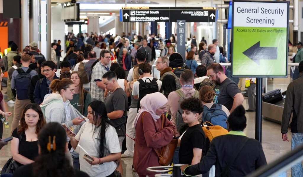 تم إرسال عملاء الهجرة الفيدراليين إلى المطارات الأمريكية لدعم الأمن أثناء أزمة الميزانية