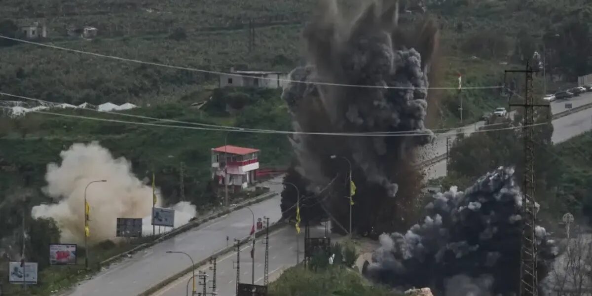 جيش الاحتلال يفجّر جسرا حيويا جنوبي لبنان