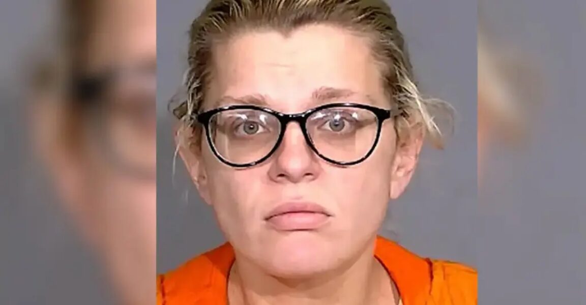 حفلات جنس جماعي وأقنعة “Scream”.. طلاق معلمة أمريكية متهمة بجرائم صادمة مع قاصرين (صور)