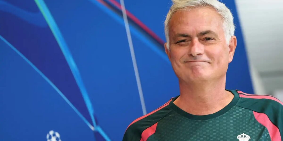 ذكرى مؤلمة لبرشلونة.. مورينيو يتلقى أغرب هدية (فيديو)