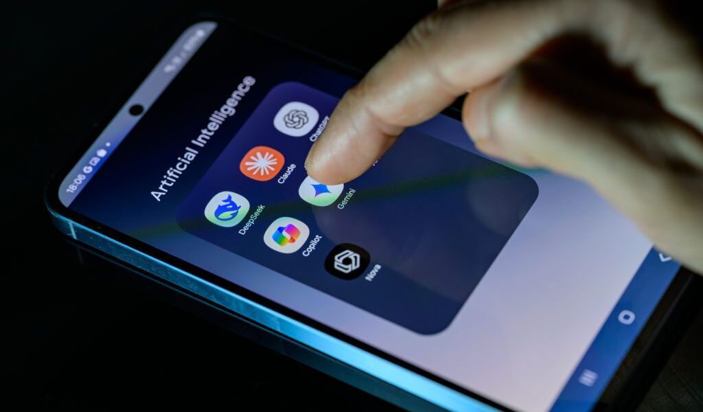 غوغل تتيح نقل محادثاتك وذاكرتك الشخصية من روبوتات الذكاء الاصطناعي الأخرى إلى Gemini دون عناء