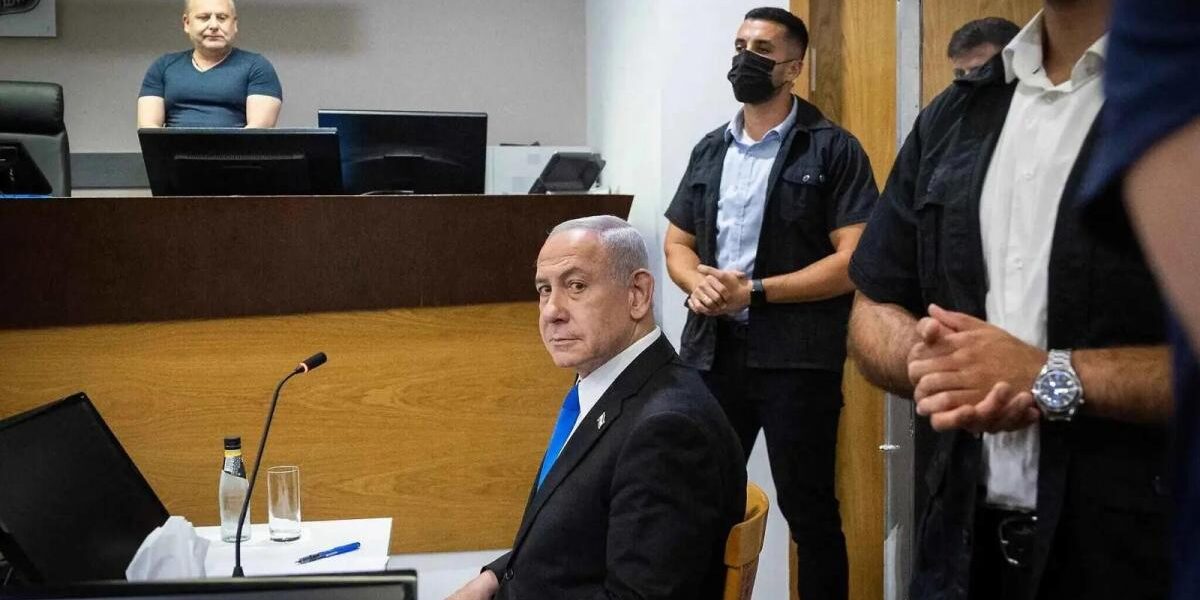 للمرة 20 نتنياهو في قفص الاتهام.. محاكمة الفساد تتحول إلى معركة لإنقاذ مستقبله السياسي