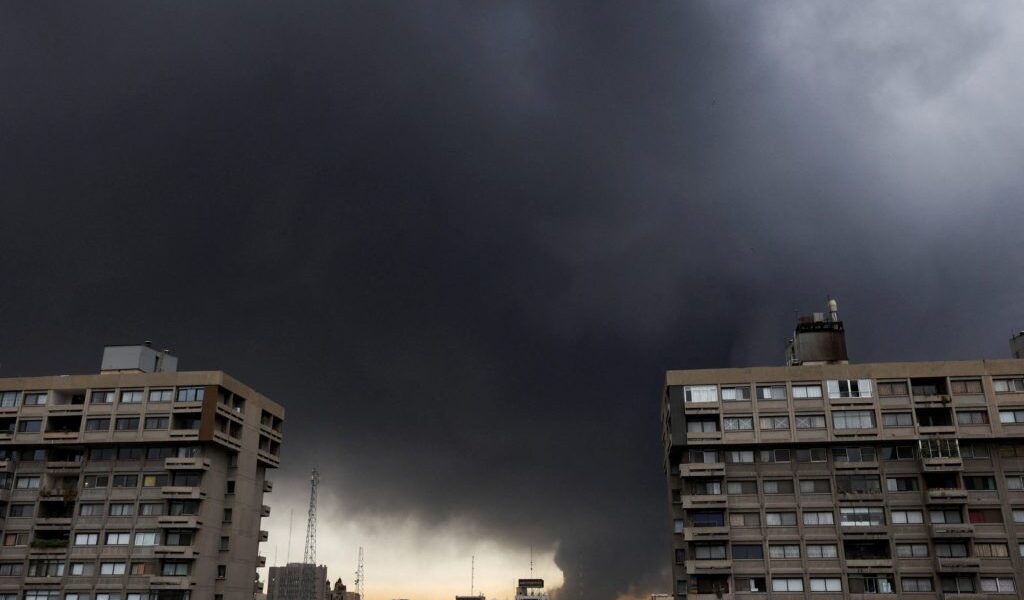 لماذا تسببت التفجيرات الأمريكية في سقوط “أمطار حمضية” على إيران؟ يوضح أحد علماء الغلاف الجوي