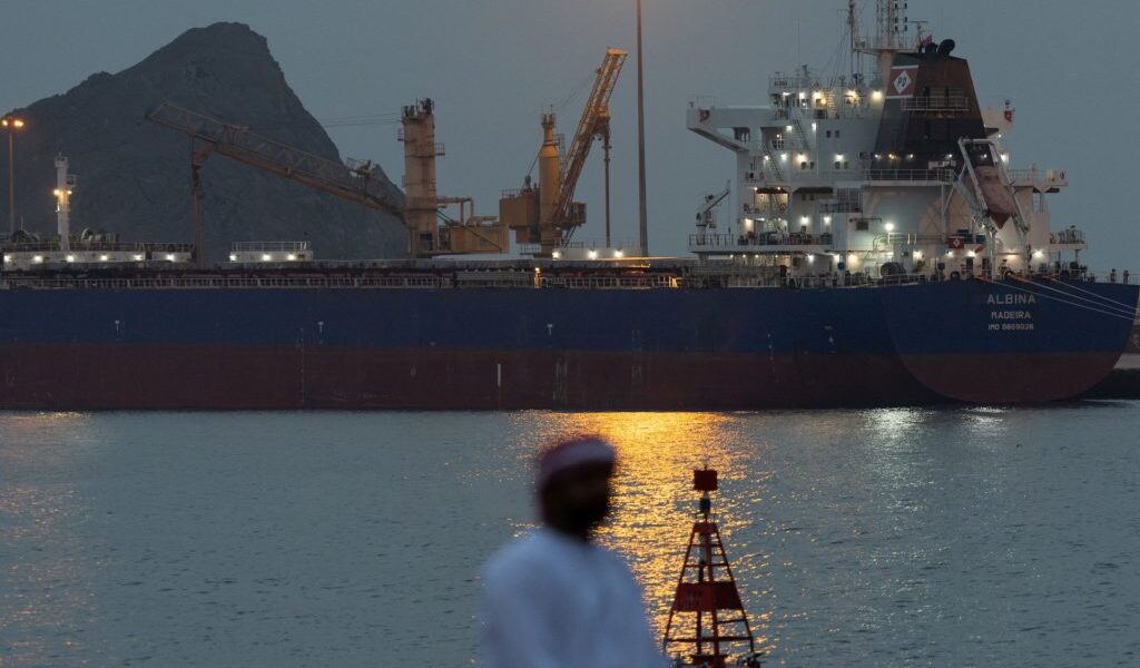 مع استمرار الهجمات على مواقع النفط، ترامب يرفض وقف إطلاق النار ويقول إن إيران “انتهت”