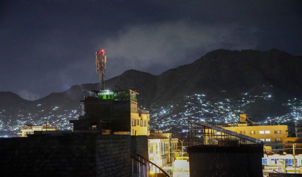 وتتهم أفغانستان باكستان بتنفيذ غارات جوية أسفرت عن مقتل 4 أشخاص في كابول