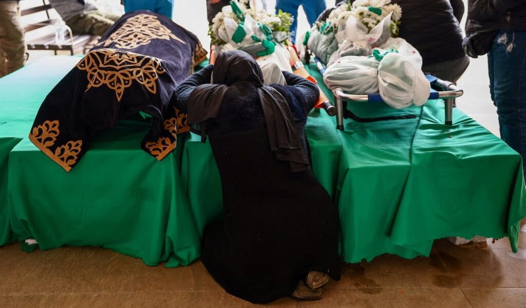 يخاطر عمال الطوارئ اللبنانيون بحياتهم لمساعدة المدنيين خلال الهجمات الإسرائيلية المستمرة