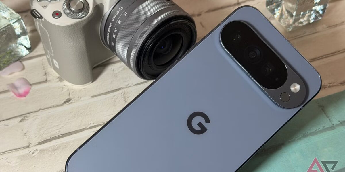 يمكن أن يتسبب المصباح اليدوي الخاص بـ Pixel 10 Pro في حدوث بعض الضرر للعدسة