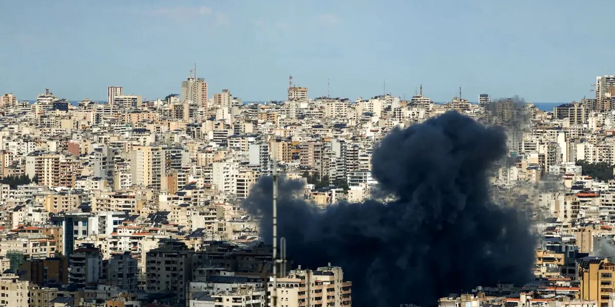 15 شهيدًا في غارات “إسرائيلية” على جنوب لبنان وحزب الله يقصف مواقع للاحتلال