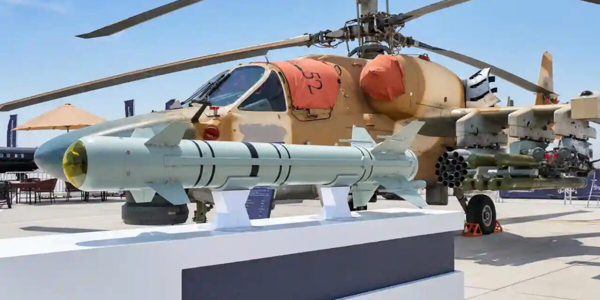 305E.. الصاروخ الروسي «زائر النوافذ» يظهر إلى جانب Ka-52 المصرية