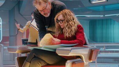 “في الأيام الخوالي كنا نحدق في شاشة خضراء عليها علامات شريطية” نتحدث مع أسطورة “Star Trek” جوناثان فريكس حول إخراج الحلقة قبل الأخيرة للموسم الأول من “Starfleet Academy”