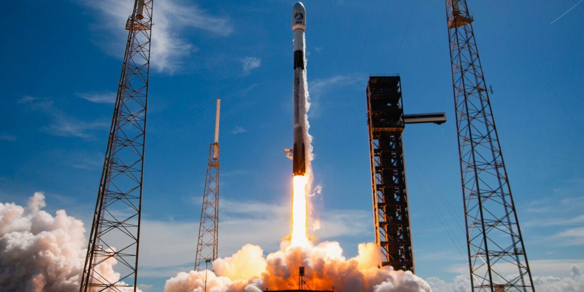 SpaceX تطلق 3 أقمار صناعية للاتصالات في مهمة فالكون رقم 700 على الإطلاق (فيديو)